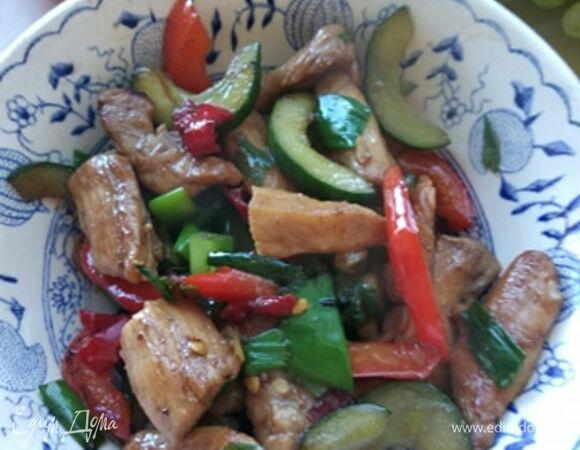 Хорошенько разогреть сковороду (лучше вок, но можно сделать и на обычной) с растительным маслом. Выложить курицу прямо с маринадом. Обжаривать на сильном огне минут 5. Выложить в тарелку. В сковороду добавить масло, выложить болгарский перец и обжаривать 3 минуты, слегка отжать огурцы, избавив их от лишней влаги. Выложить огурцы к перцу. Обжаривать 2 минуты. В сковороду переложить курицу и зеленый лук. Обжарьте еще 2–3 минуты. Наше блюдо готово. Можно подать с рисом или лапшой. Приятного аппетита!