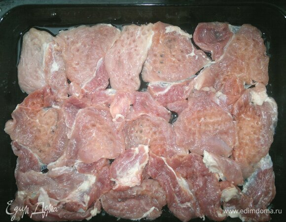 Свинину вымыть, обсушить бумажными полотенцами.Нарезать свинину ломтиками толщиной 1 см, отбить молоточком с обеих сторон. Противень для запекания смазать растительным маслом, выложить кусочки свинины.