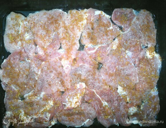 Посыпать мясо с одной стороны куркумой, солью и перцем. Перевернуть на другую сторону и также посыпать приправами. Дать постоять мясу полчаса. Специи можно добавлять любые по вкусу.