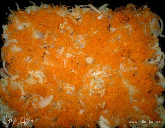 Морковь у меня была крупная. Если морковь среднего размера, то можно взять две штуки. Морковь почистить, вымыть, обсушить. Натереть на мелкой терке. Выложить морковь на лук.
