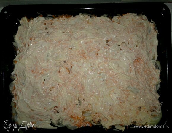 На морковь выложить майонез и распределить его ложкой по всей поверхности овощей. Поставить противень с мясом в духовку, разогретую до 200°C, на 30–35 минут.