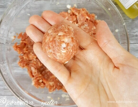 Для тефтелей смешиваем фарш (у меня свинина + говядина), мелко рубленный лук, сухари и молоко. Добавляем соль и свежемолотый перец. Даем постоять минут 10. Формируем тефтели.