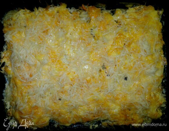 Сыр натереть на мелкой терке. Достать противень с мясом из духовки, посыпать сыром и поставить обратно в духовку на 5–10 минут, до расплавления сыра.