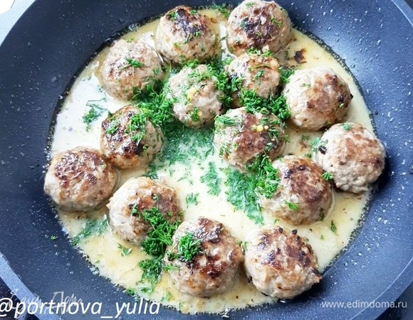 Заливаем фрикадельки соусом. Посыпаем рубленым укропом и тушим на медленном огне под закрытой крышкой около 20 минут. По мере выпаривания жидкости из соуса при необходимости добавьте немного горячей воды для изменения консистенции.