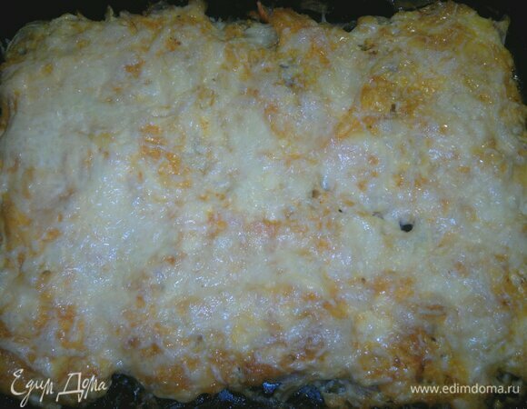 По истечении времени достать свинину под сырно-овощной шапкой из духовки. Блюдо готово!