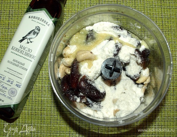 Кладем в чашу блендера все продукты: кешью, финики, кокосовую муку, соль и конопляное масло ТМ «Коноплянка».