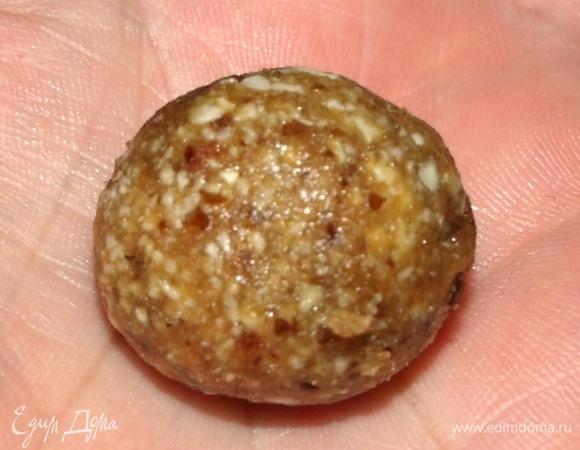 Из полученной массы делаем небольшие шарики.