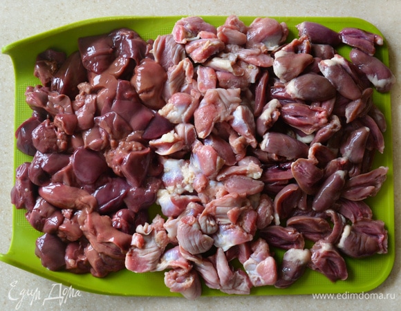 Печень и желудочки нарежьте на небольшие кусочки. Сердечки разрежьте вдоль пополам. Удалите сгустки крови, пленку, жилки и ещк раз хорошо промойте.