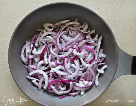 Одну большую красную луковицу нарежьте полукольцами и обжарьте на другой сковороде на растительном масле до золотистости.