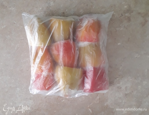 Сейчас сезон свежих овощей, и у нас вот-вот появятся ароматные сладкие перцы. Но я в морозильной камере нашла последнюю упаковку замороженных, поэтому приготовлю их. В сентябре я всегда замораживаю на зиму перцы и в большом количестве, заполняю ими одну, а то и две корзины камеры. Мою, удаляю сердцевинку, складываю в мешочек и отправляю на зимовку.