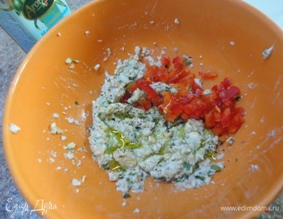 Добавить свежий острый красный перчик по вкусу, оливковое масло или любое другое любимое вами. Здесь я использовала оливковое масло, настоянное на красном перце розмарине и чесноке. Можете слегка посолить.