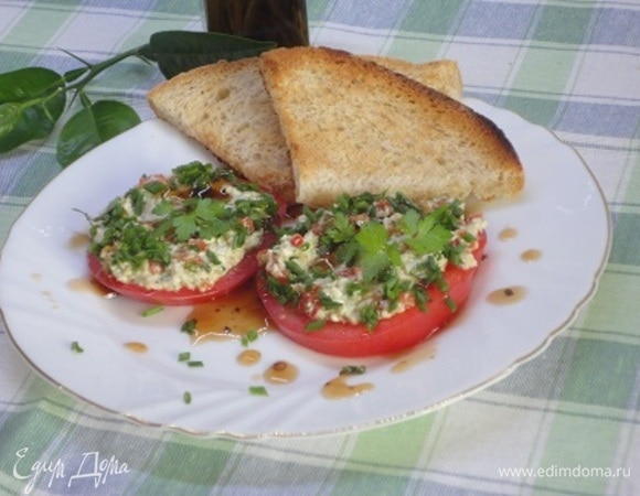 Выкладываем пасту на кружочки помидора, поливаем бальзамическим соусом. Можно и свежим соком лимона. Подаем с хлебными тостами.