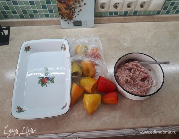 Заранее отвариваю 100 г риса, мелко нарезаю одну луковицу, добавляю все это в мясной фарш. На данное количество мяса я кладу 1 ч. л. соли, свежемолотый черный перец — на глаз. Добавляю немного воды или молока и тщательно вымешиваю, отбиваю. Даю фаршу немного постоять.