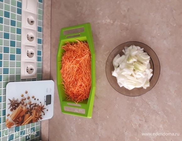 Тем временем готовлю морковь с луком. Мы очень любим, когда много овощей и они сладковатые. В ингредиентах я условно написала количество лука и моркови, но по факту всегда кладу на глаз. Сегодня у меня лука получилось 360 г, моркови — 450 г.