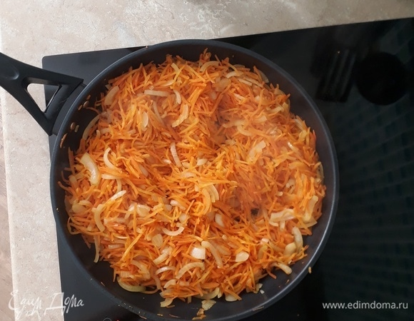 Нагреваю сковороду, наливаю растительное масло, прогреваю его. Выкладываю лук и морковь, тушу их на огне чуть выше среднего, не накрывая крышкой и помешивая.