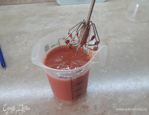 Готовлю соус. В 250–300 мл воды добавляю томатную пасту (2 ст. л.), соль (1/2 ч. л.) и 2 ч. л. сахара (мы любим, когда сладко). Тщательно размешиваю венчиком.