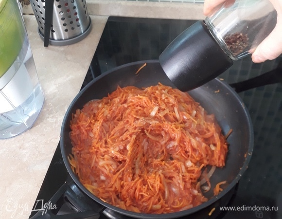 В тушенные до полуготовности овощи вливаю соус, тщательно перемешиваю, добавляю свежемолотый перец. Пару минут тушу все вместе. При необходимости солю по вкусу. Овощи у меня получаются нежидкими.