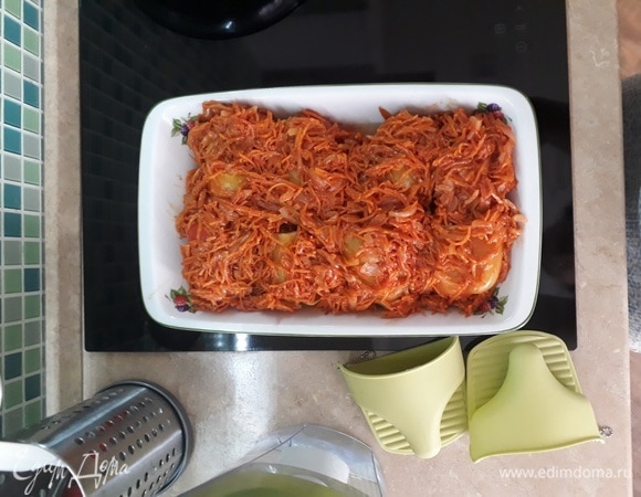 Через 30–40 минут достаю лоток с перцами из духовки. Переворачиваю перчики, иначе сторона, на которой лежит перчик, будет твердая. Выкладываю поверх перцев морковь с луком. Отправляю в духовку еще на 30 минут.