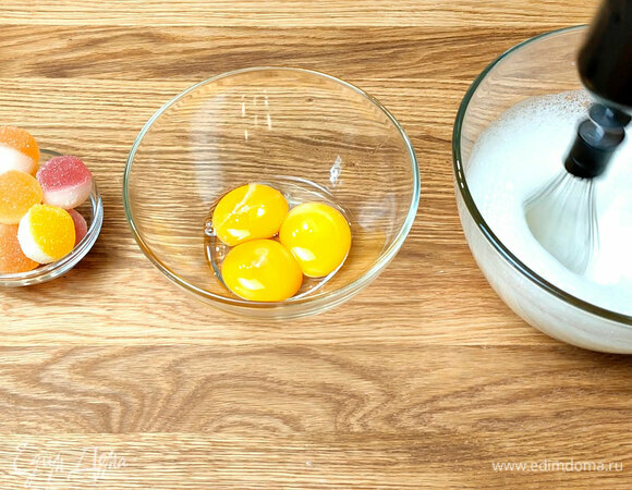 В муку просеиваем крахмал. Отделяем белки от желтков, взбиваем белки. 