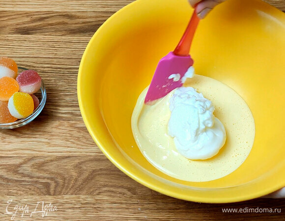 Желтки взбиваем с сахаром и ванильным сахаром. К желткам добавляем белки и мучную смесь. Замешиваем бисквитное тесто.