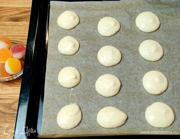 Отсаживаем пирожные, ставим выпекаться при 180°C на 10–15 минут.