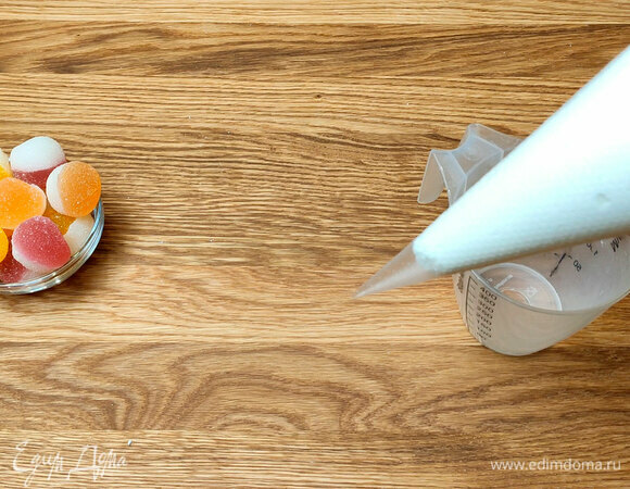 Готовим творожный крем: взбиваем сливки с сахарной пудрой, взбиваем масло и добавляем в него творог. К творожной смеси добавляем масляную.