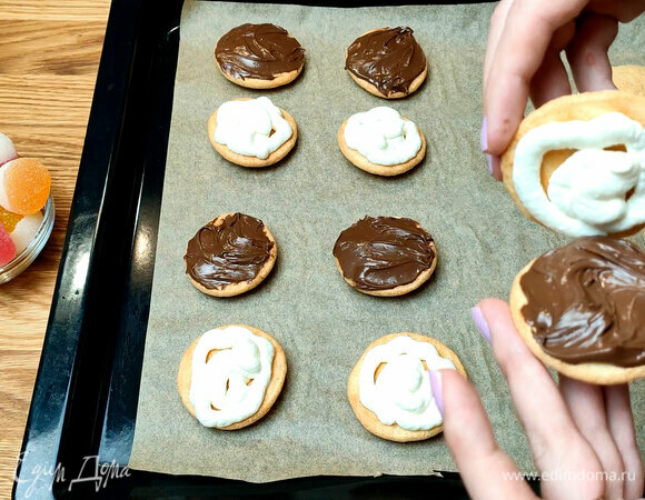 Смазываем пирожные нутеллой и кремом, соединяем.