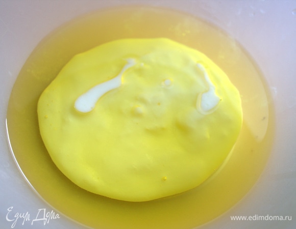 Кефир и масло соединить. Масло можно использовать ореховое или, например, кунжутное.