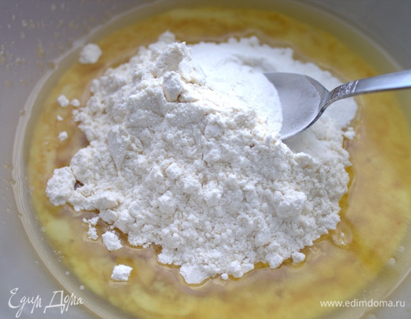 Просеять пока половину муки с разрыхлителем.