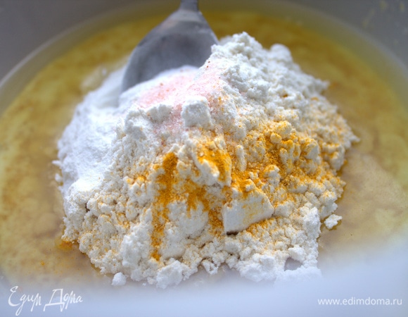 Добавить соль и куркуму.