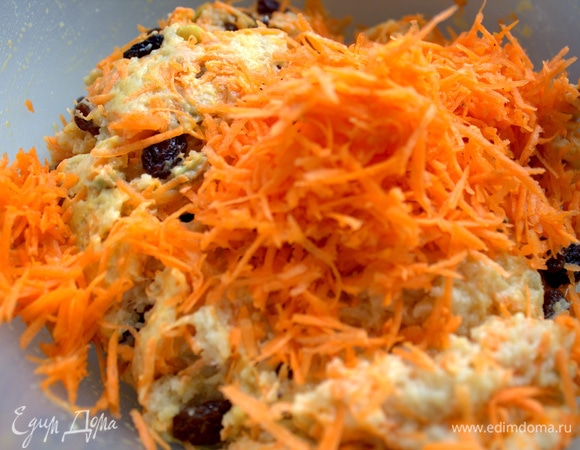 Натереть морковку.