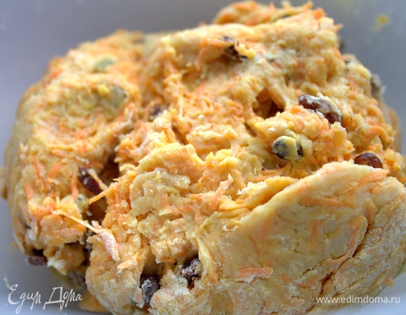 Подсыпая остальную муку, замешиваем тесто, пока оно не начнет отходить от стенок миски и от рук. Может понадобиться чуть больше муки.