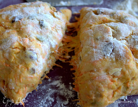 Разделить тесто пополам.