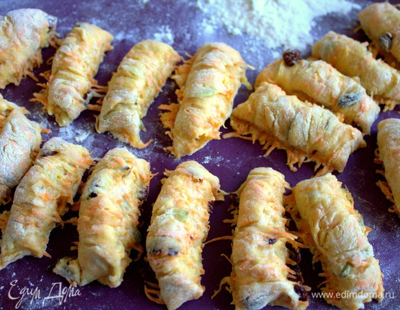 Скатать каждую часть в колбаску и разделить на порции.