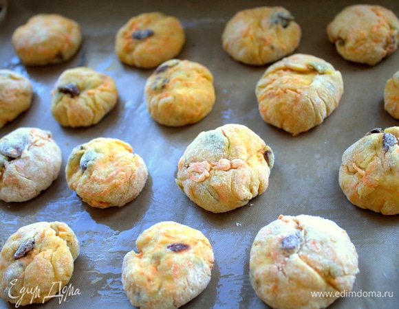 Скатать шарики, перенести на смазанную маслом пекарскую бумагу.