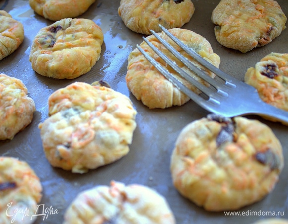 Прижать вилкой.