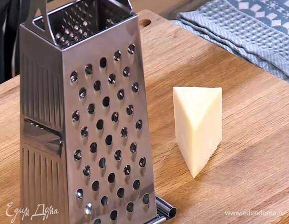 Твердый сыр натереть на терке.