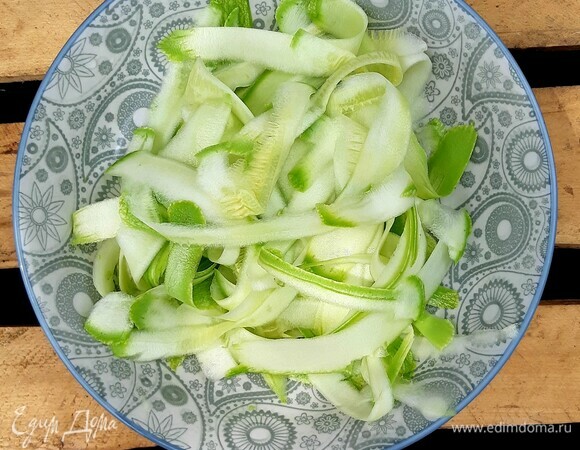 Кабачок или цукини вымыть и нарезать слайсами овощечисткой.
