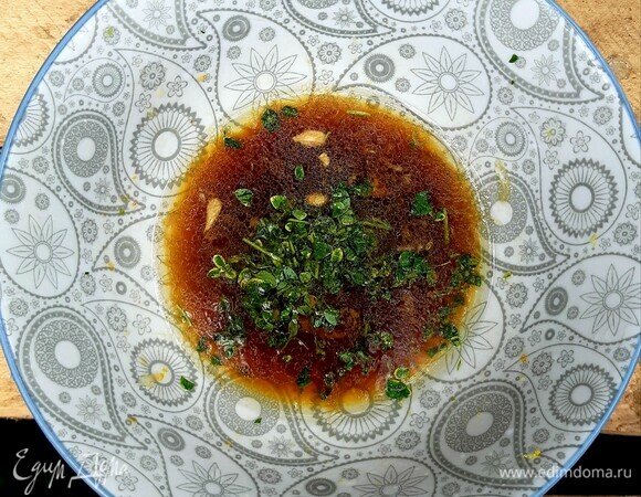 Для заправки смешать 2 ст. л. соевого соуса, 1 ст. л. оливкового масла, 1/2 ч. л. меда, цедру лимона, 1 ст. л. лимонного сока, мелко натертый зубчик чеснока и рубленый свежий лимонный тимьян. Перемешать.