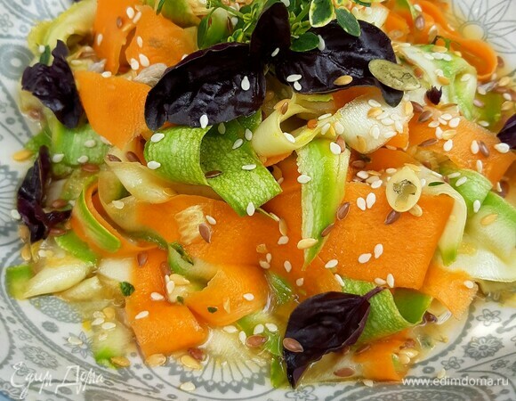 Залить маринадом овощи, тщательно перемешать и оставить в холодильнике на 20 минут, перед подачей добавить семена и семечки, украсить листиками базилика и тимьяна.
