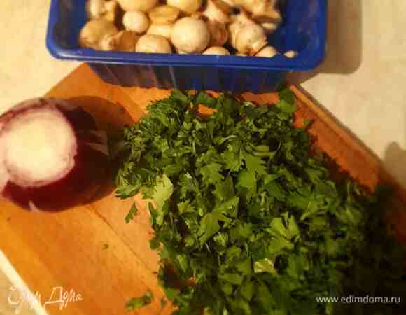 Кинзу мелко порубить, лук нарезать полукольцами, шампиньоны — на кусочки среднего размера. 