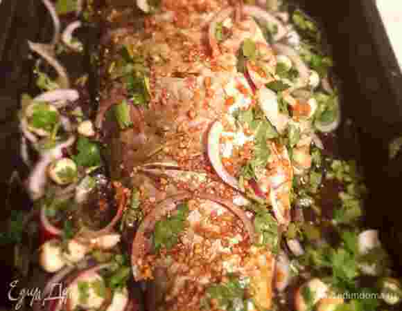 В форму, смазанную маслом, выложить рыбу и набить ей брюшко подготовленной начинкой. Сверху залить оставшимся маринадом и накрыть фольгой. Выпекать в разогретой до 180°C духовке в течение 1 часа, затем снять фольгу и запекать еще 30 минут. Ориентируйтесь на свою духовку и размер рыбы. Подавать со свежим салатом и любимым гарниром.саз