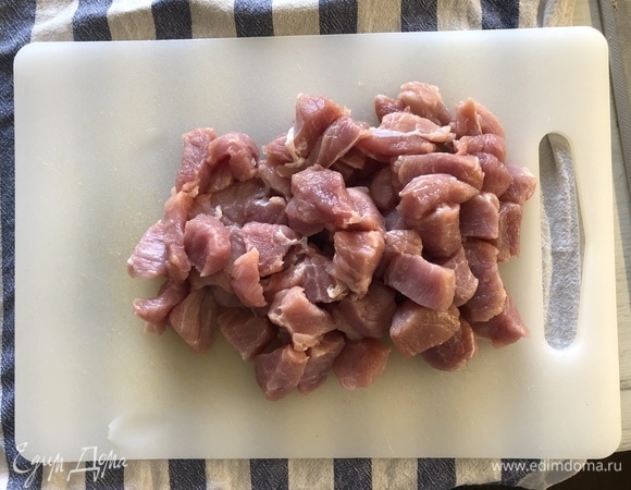 Помойте мясо, обсушите бумажными полотенцами, нарежьте длинными небольшими кусочками.