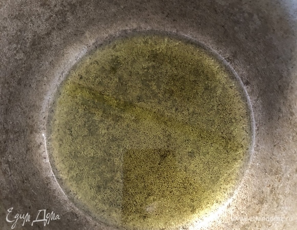 В кастрюле с толстым дном растопите масло. Добавьте мясо, хорошо перемешивайте, чтобы оно не пригорало.