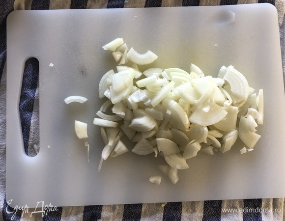Нарежьте лук.