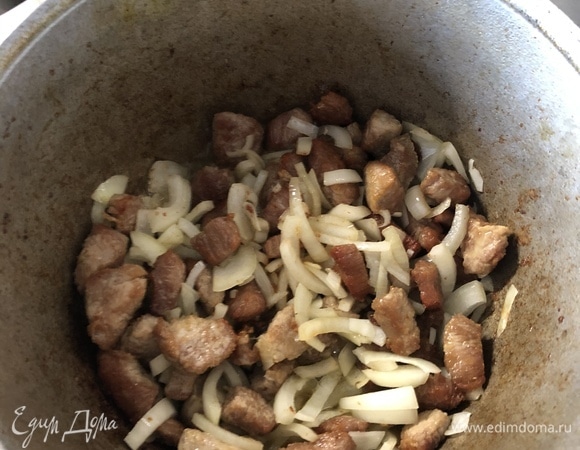 Перемешайте аккуратно, не ломая лук.