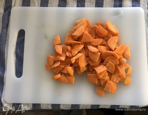 Крупно нарежьте морковь.