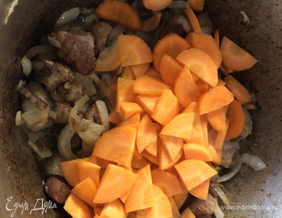 И когда слегка обжарится лук, добавляем морковь.