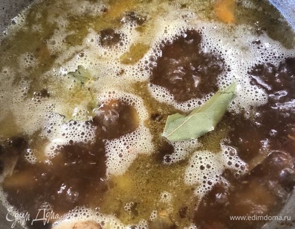 Заливаем 1,5 л воды, добавляем лавровый лист и душистый перец горошком (2–4 шт.), после закипания убавляем огонь, томим до готовности мяса.