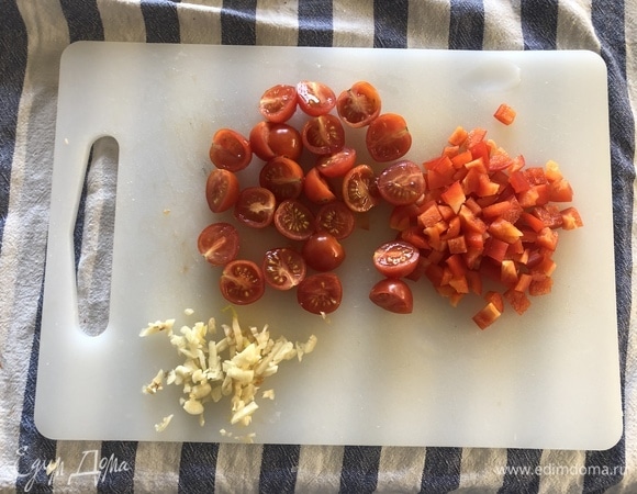Чеснок мелко режем, помидоры разрезаем пополам, мелко нарезаем болгарский перец.